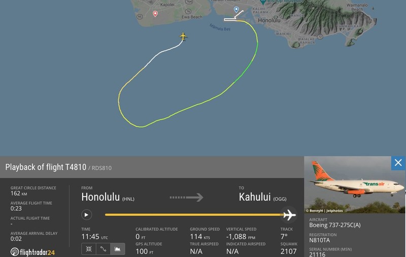 Un avion cargo s-a prăbușit în largul Hawaii, din cauza unei probleme la motor. Piloții au fost salvați
