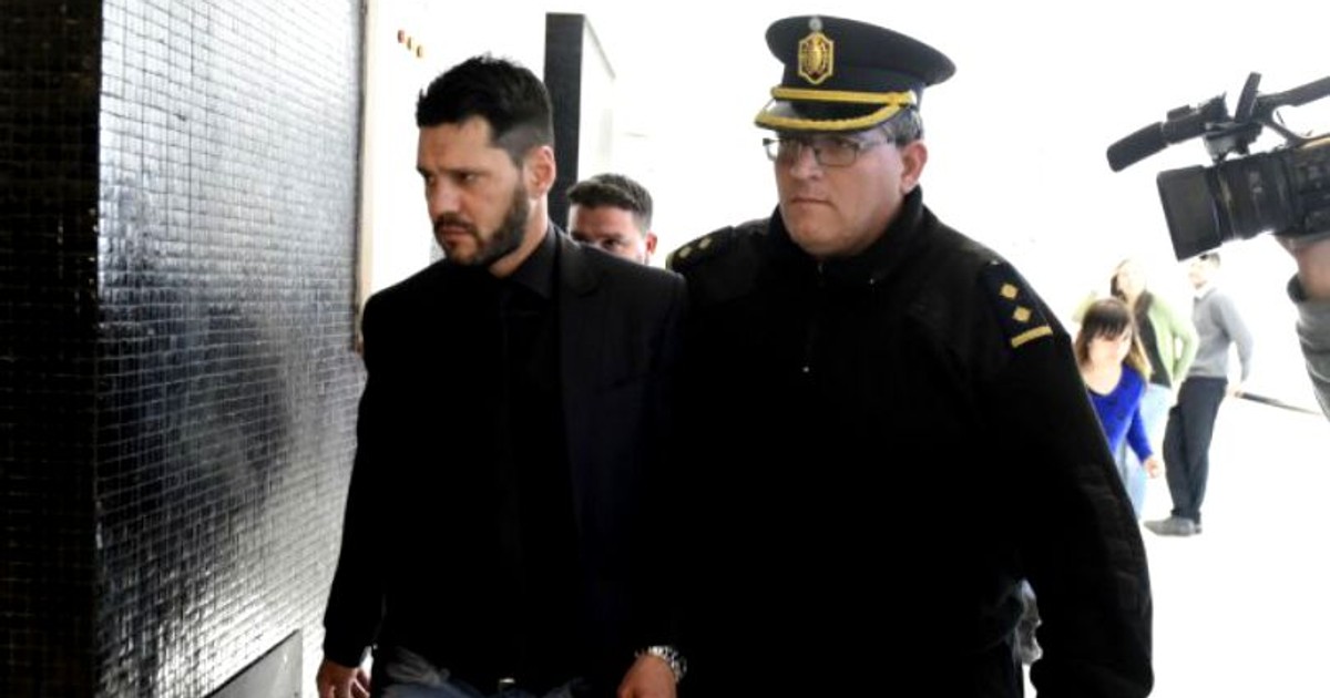 Fratele lui Lionel Messi, condamnat pentru port ilegal de armă. Matias Messi, cu barbă, escortat de un polițist