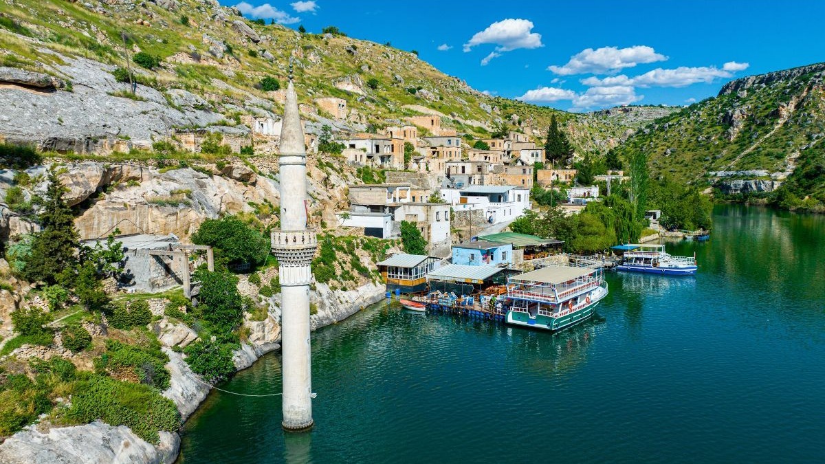 Halfeti, orașul antic scufundat din Turcia unde poți naviga deasupra ruinelor și unde cresc singurii trandafiri negri din lume. Sursă foto: Shutterstock