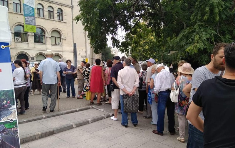 S-a format coadă la Universitate, pentru semnarea petiției "Fără penali în funcții publice"