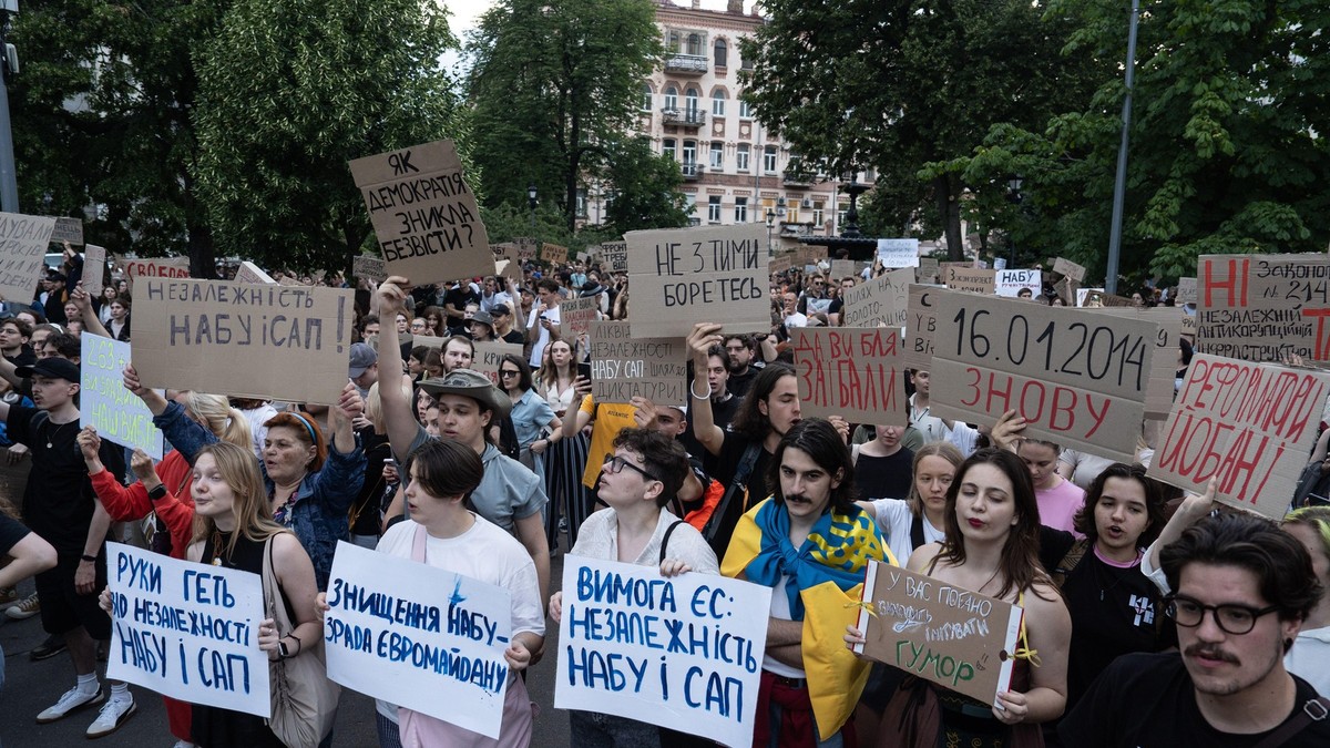 Kiev, Ucraina. 22 iulie 2025. Protestatari cu pancarte, exprimându-și opiniile împotriva unei legi care desființează Biroul Național Anticorupție și Agenția Specializată Anticorupție Foto: Profimedia