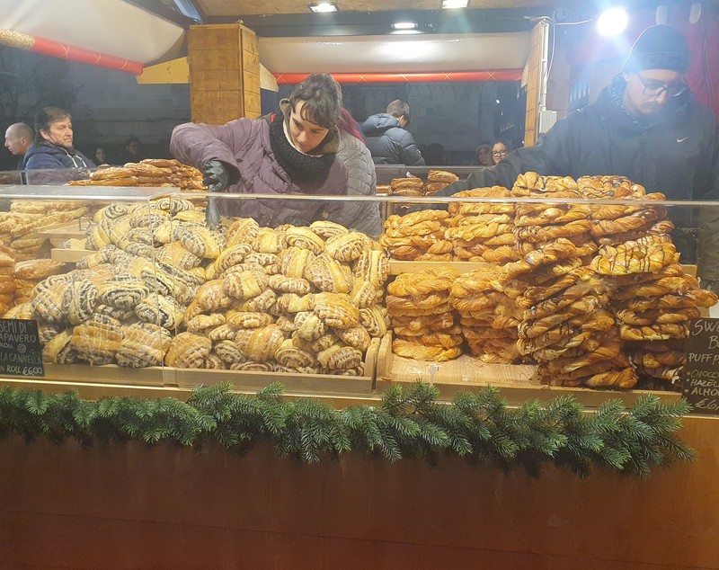 Târgul de Crăciun de la Milano, „stăpânit” de Tina și Milo, mascotele Olimpiadei de Iarnă 2026. Cât costă un pahar de vin fiert, o porție de street-food sau brânzeturile italienești