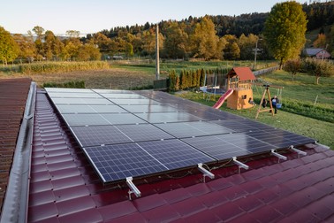 O firmă s-a ocupat atât de acte, cât și de instalarea panourilor fotovoltaice