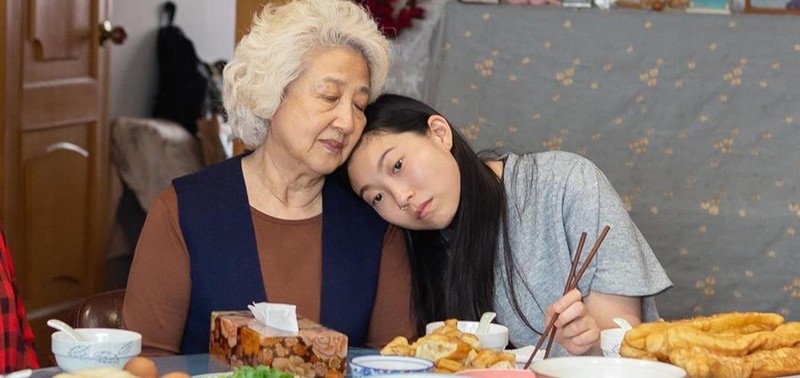 Nai Nai (Shuzhen Zhao) și Billi (Awkwafina) / Foto: A24