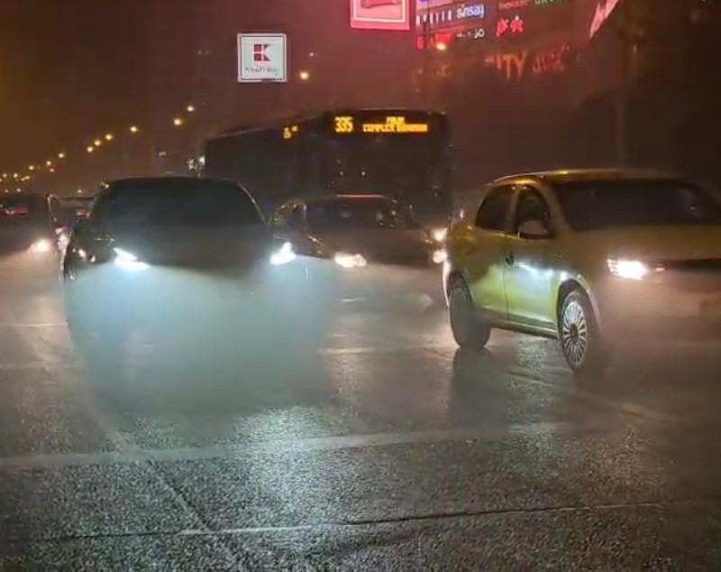 Fum și poluare pe străzile din București din cauza incendiului de la depozitul Antrefrig: „Mi-a venit rău"