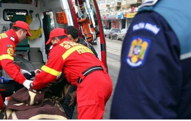 Bărbat găsit înjunghiat în casă, în Satu Mare. Le-a spus salvatorilor că s-a tăiat din greșeală
