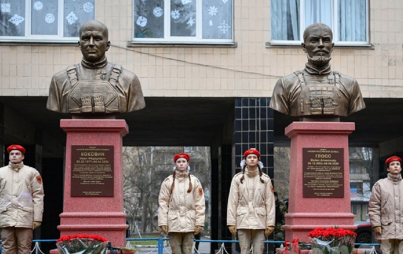 Rușii i-au făcut statuie fiului șefei CIA, mort în luptele din Ucraina: „Niciun pământ nu este străin celui care luptă pentru dreptate”