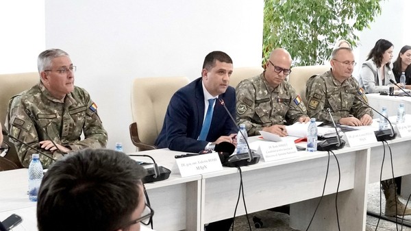 Radu Miruță a venit cu trei generali la audierile din comisiile parlamentare și a fost acuzat că i s-au „șoptit” răspunsuri. Foto: Hepta