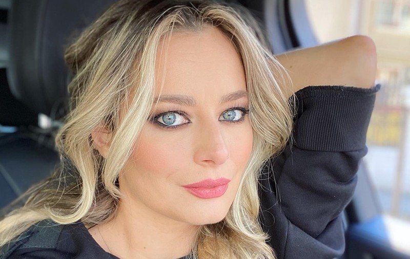 Laura Cosoi, vacanță cu familia în Dubai. Vedeta a pozat în costum de baie și nemachiată