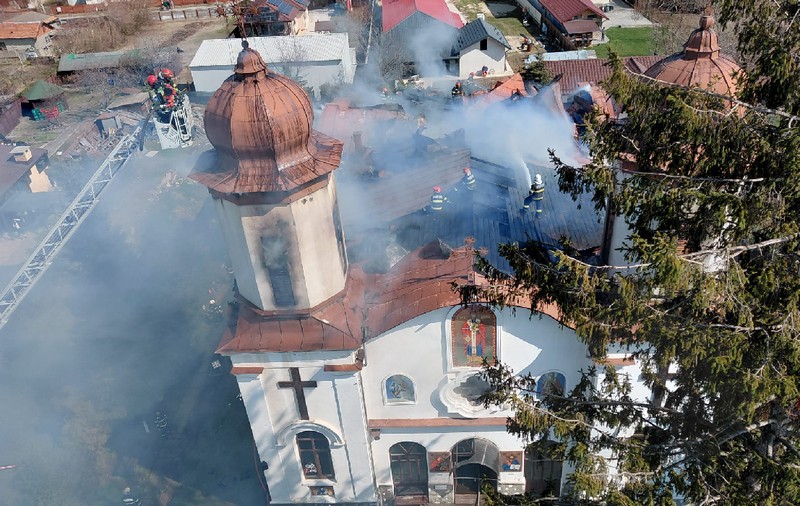 Incendiu în timpul slujbei la o biserică din Prahova. Restricții de trafic pe DN1 spre Ploiești
