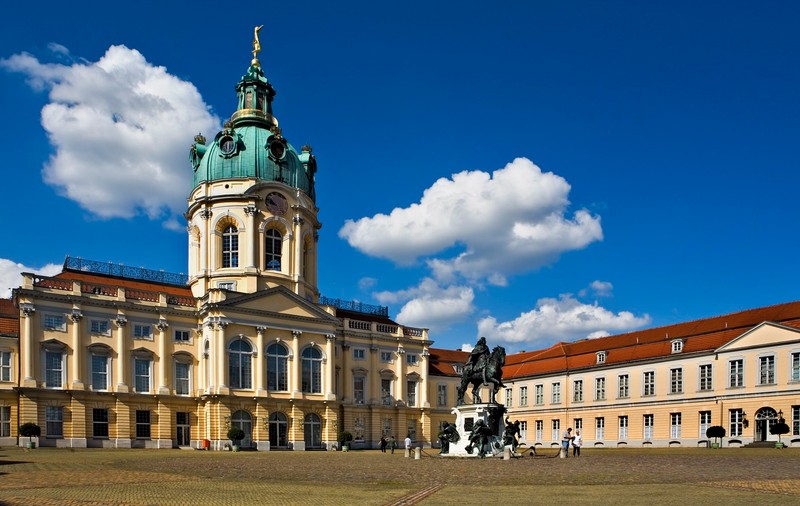 Zeci de mii de locuințe din Berlin au rămas fără electricitate după un incendiu. Poliția nu exclude o „motivație politică”