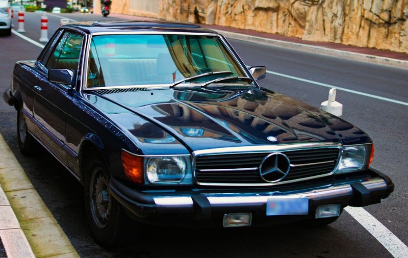 Un bătrân nu s-a putut despărți de un Mercedes SL 350, iar după ce l-a vândut cu 21.000 de euro s-a dus să îl fure de Crăciun