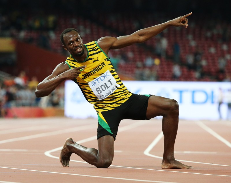 ”Fulgerul” Usain Bolt a fost doborât de un cameraman, după ce a câștigat și cursa de 200 de metri / VIDEO