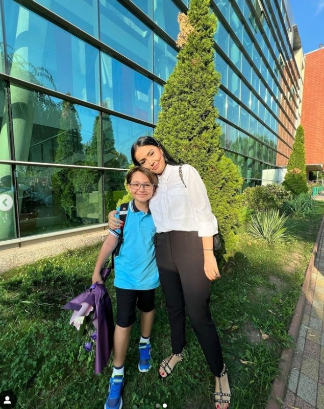 Băiatul Andreei Mantea a început școala mai devreme, la privat: „Furăm startul”. Cât plătește pe an vedeta pentru educația lui David