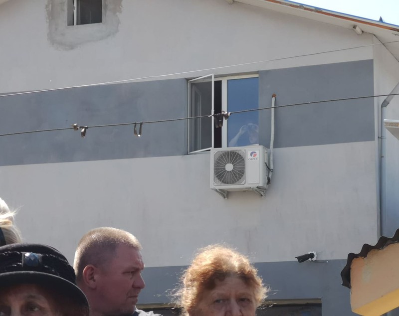 Înghesuială cum nu s-a mai văzut la înmormântarea lui Răzvan Ciobanu. Lumea s-a urcat pe garduri și la ferestre | FOTO