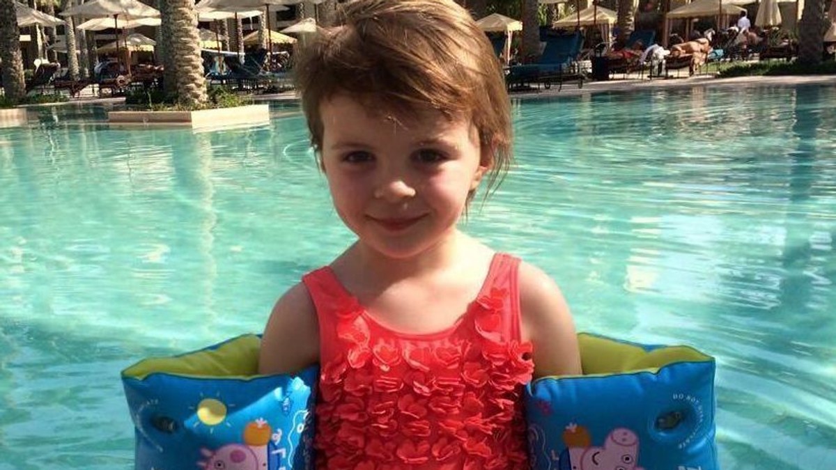 O fetiță de trei ani a murit pe aeroport, în ultima zi de vacanță alături de familia ei