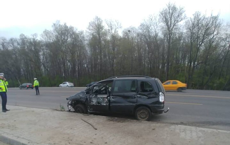 Accident grav lângă Jilava, soldat cu un mort și șase răniți grav. O mașină cu muncitori a intrat într-un TIR