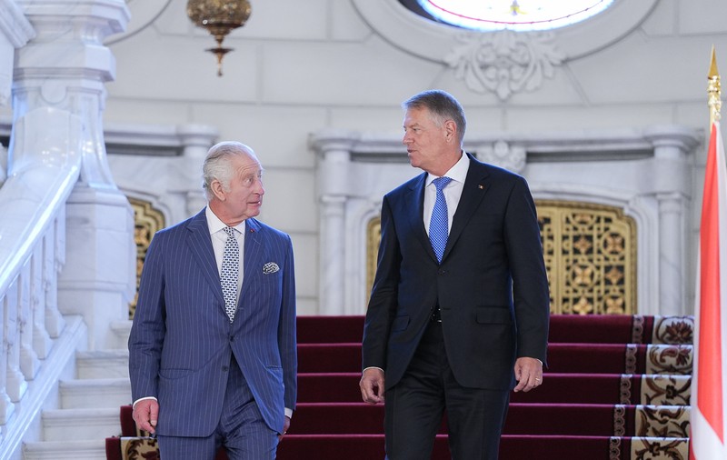 Cum vorbesc Iohannis, Ciucă și Ciolacu despre oamenii care muncesc în România și cum a vorbit regele Charles despre munca românilor