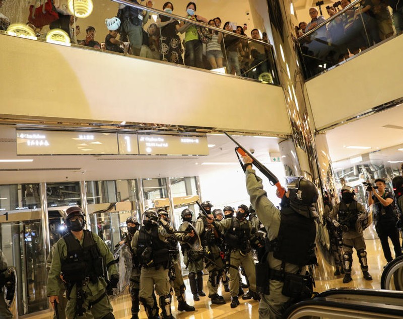 Incidente violente la protestele din Hong Kong. Un agresor i-a smuls o parte din ureche unui politician pro-democrație