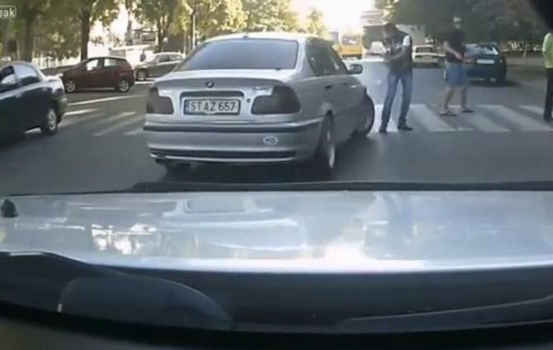 Ce TUPEU de BORFAŞ! Un şofer de BMW din RUSIA i-a dat o lecţie de NEUITAT unui pieton | VIDEO