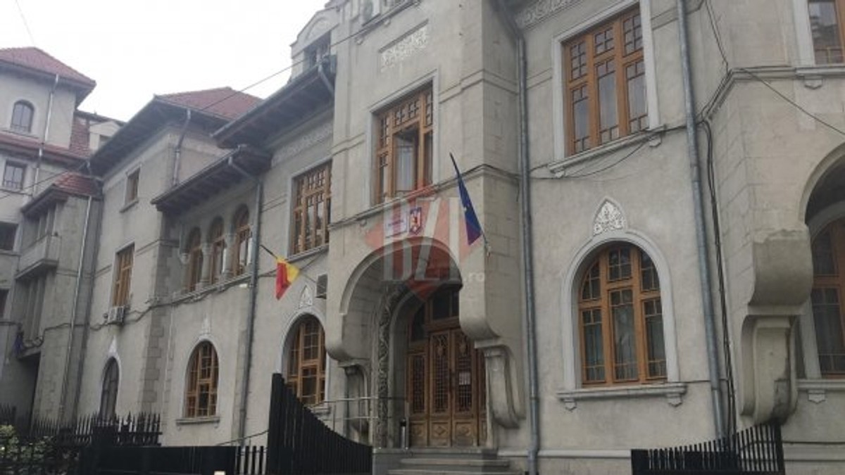 O grefieră s-a aruncat de la etajul 2 al Parchetului Tribunalului Iași