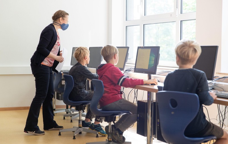 Competențele digitale ar putea fi predate în învățământul primar. Ce alte măsuri prevede noua strategie pentru programa școlară