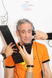 Douglas Rushkoff povestește despre cum bunicul lui a fost trimis în America la vârsta de 14 ani. Sursa foto: Madeline Maher