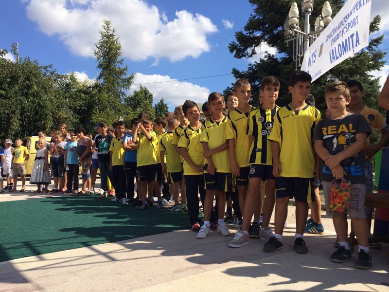 Sabrerii s-au întâlnit cu copiii iubitori de scrimă din Slobozia / Foto: frscrima.ro