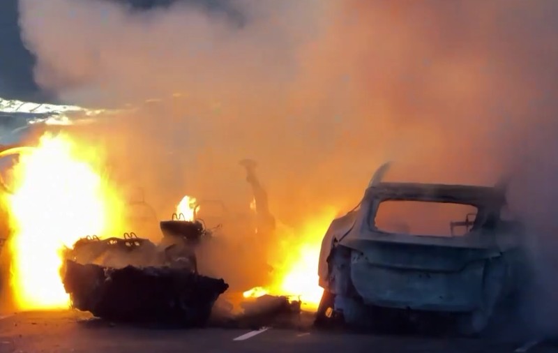 Un incendiu major la o reprezentanță Tesla distruge zeci de mașini electrice