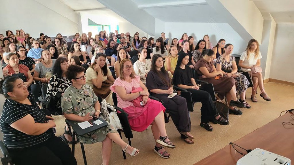 Mai multe profesoare, într-o sala, la repartizarea posturilor după titluarizare 2026, in Bistrița Năsăud