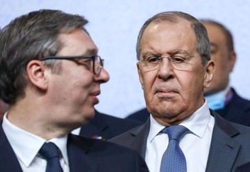 Aleksandar Vučić (stânga) și Serghei Lavrov | Foto: Hepta