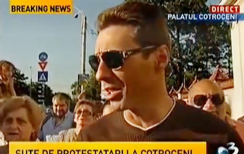 Mircea Badea s-a alăturat protestatarilor de la Palatul Cotroceni. Vezi ce mesaje a transmis | VIDEO