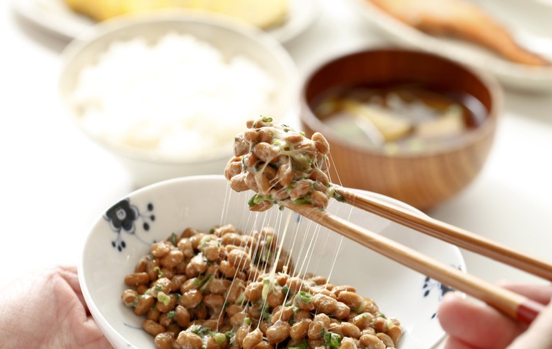Ce este natto, cum se gătește și de ce e bine să-l consumi