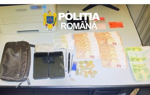 Un bărbat de 66 de ani a fost reținut în Vama Galați după ce a furat o borsetă cu 3.000 de euro dintr-un restaurant din Aeroportul Otopeni. Imagine cu caracter ilustrativ. Foto: Poliția Română