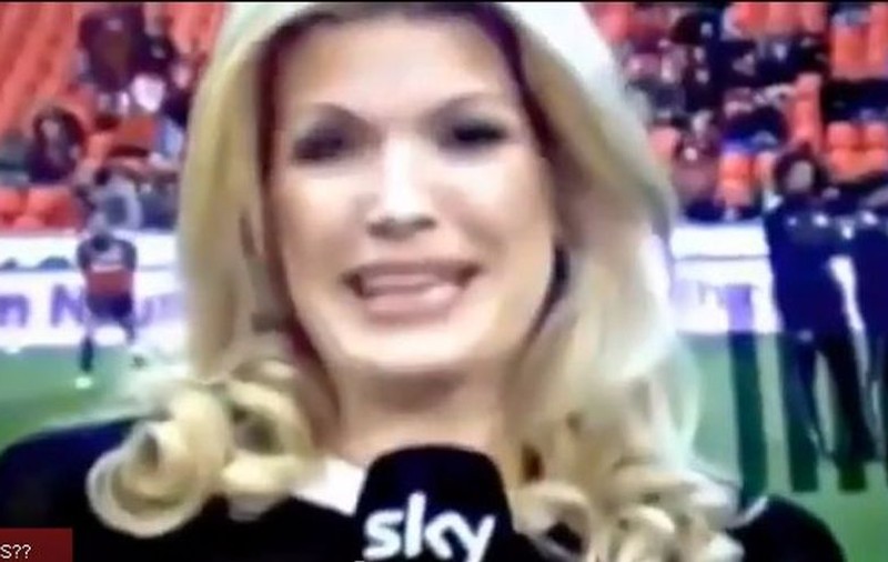 OAU! Ce a păţit o REPORTERĂ pe TERENUL DE FOTBAL!! Şi nu e prima oară! | VIDEO