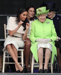 Samantha Cohen (mijloc) între Regina Marii Britanii și Ducesa de Sussex
