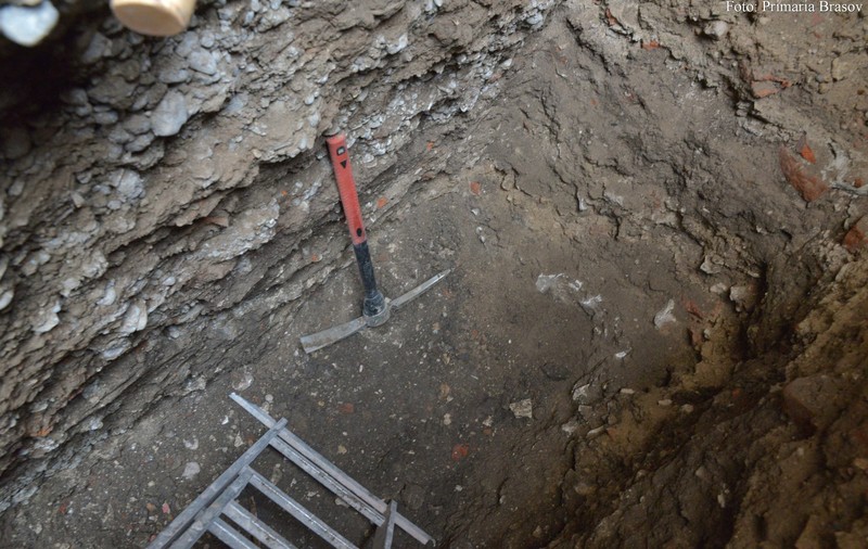 Mai multe oseminte găsite la un liceu din Brașov au dat peste cap lucrările de renovare