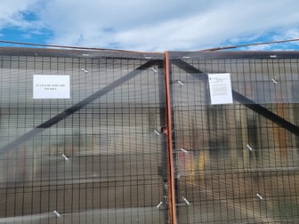 „Stație de sortare închisă”, scrie pe poarta depozitului