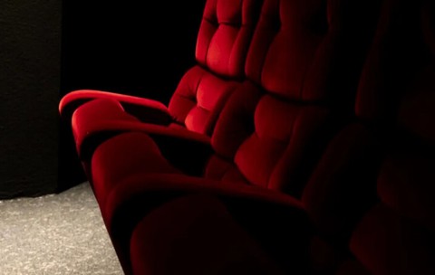 Merg la cinema, dar nu se uită la film. Obiceiul bizar care începe să cucerească Europa