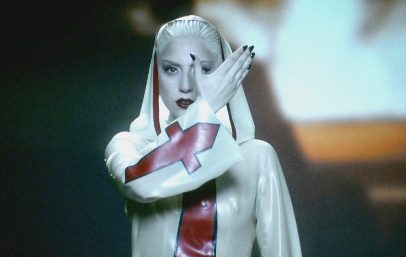 Gaga: "O fantomă mi-a spus să-mi tai venele ca să-mi salvez familia"