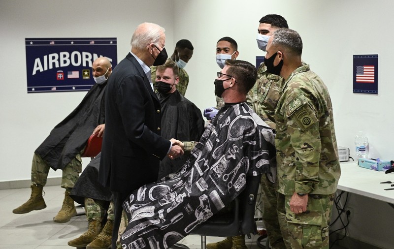 Joe Biden către militarii americani staționați în orașul polonez Rzeszow: „Sunteți în mijlocul luptei dintre democrație și oligarhi”