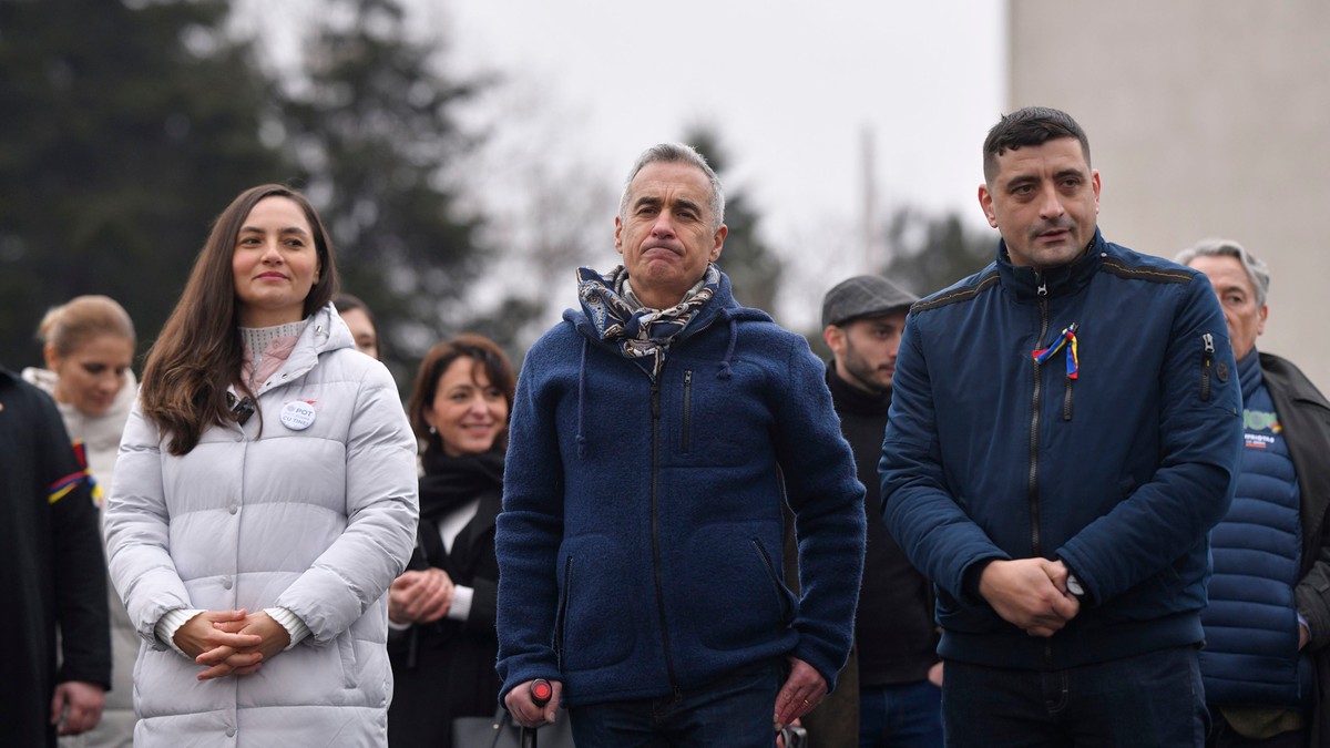 Anamaria Gavrila (S), presedinta a Partidului Oamenilor Tineri (POT), Calin Georgescu (C) si George Simion (D), resedintele AUR, participa la un protest organizat de Alianta pentru Unirea Romanilor (AUR)
