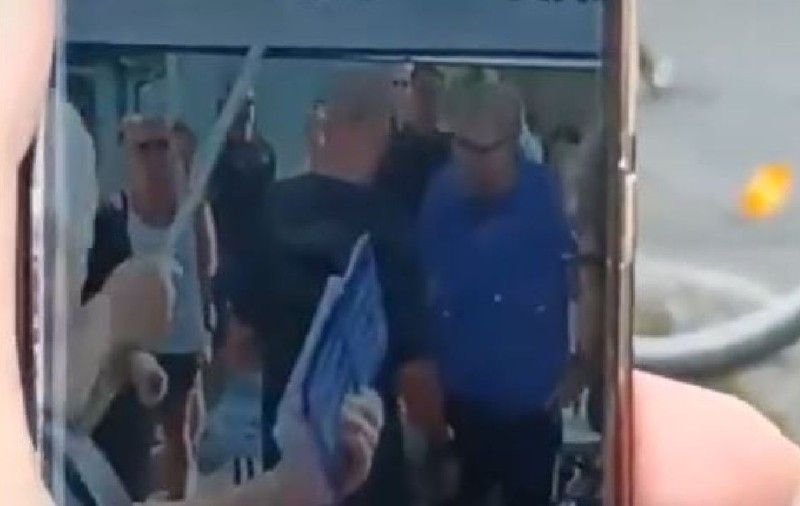 Momentul în care Andrej Babis este lovit cu o cârjă în cap, la un miting electoral, în Cehia: „Fostul premier a fost la control de ziua lui. Avea dureri” | VIDEO