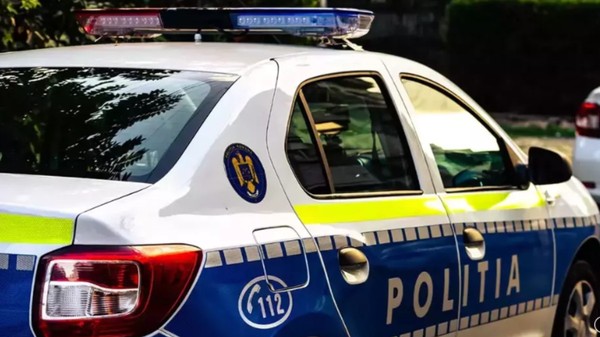 O mașină de poliție parcată