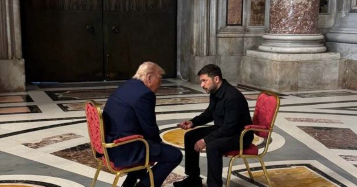 Donald Trump (stânga) și Volodimir Zelenski discută în Bazilica Sfântul Petru, așezați pe două scaune roșii, în marja funeraliilor Papei Francisc Foto: Hepta