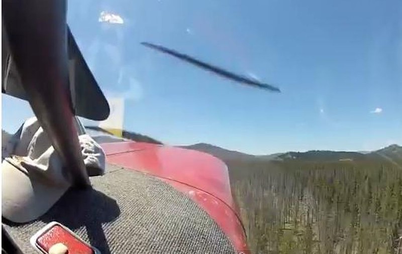 Iovan a aterizat pe vârful brazilor. ÎN ACEST FILMULEŢ SE POATE VEDEA CEVA SIMILAR CU CE AU TRĂIT PASAGERII SĂI | VIDEO