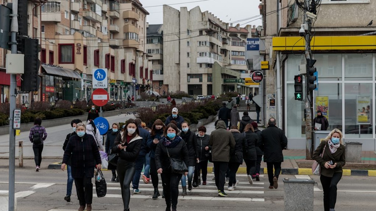 VIDEO Magazinele se închid de la 18.00, în weekend, în zonele cu rata de infectare de peste 6. Lista noilor restricții