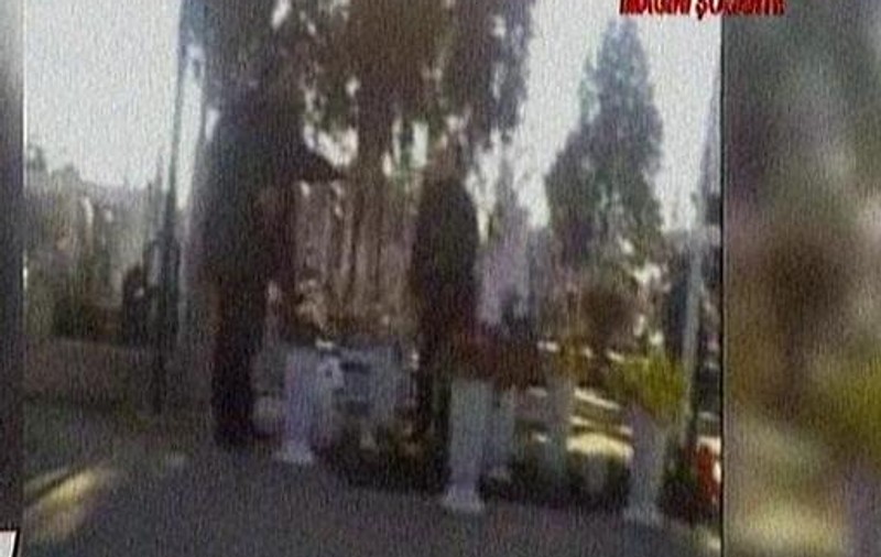 Circ și blesteme la mormântul ”fetei cu părul de foc”. Mama Mădălinei Manole: ”Scârbă ordinară, pleacă de aici!”, Petru Mircea: ”Nu călca pe mormântul soției mele”