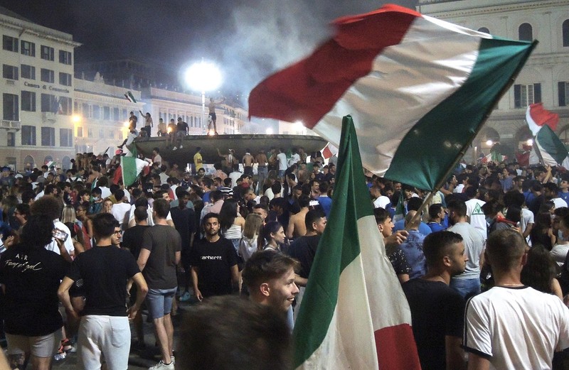 În centrul orașului Genoa drapelul Italiei a fost fluturat de sute de oameni fericiți. Foto: EPA-EFE/LUCA ZENNARO