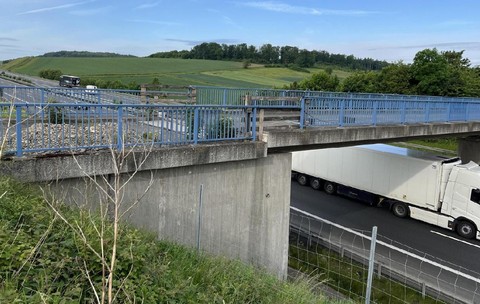 „Dorel” a modernizat o autostradă din Germania, apoi a înălțat podul de deasupra și acum nici o mașină nu-l mai poate traversa. Trebuie demolat